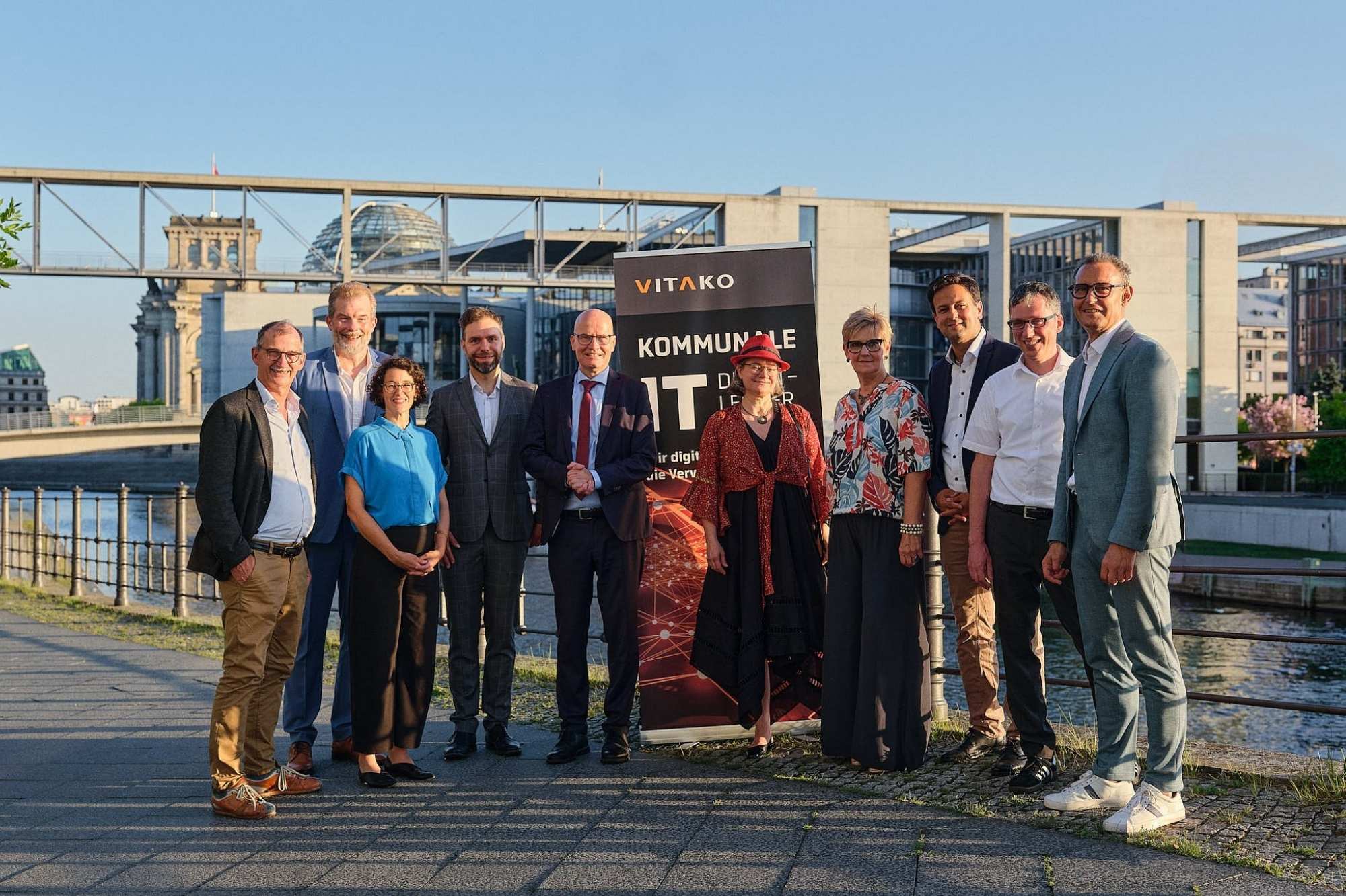 Gruppenfoto: Von links nach rechts: Dr. Johann Bizer (Vorstandsvorsitzender Dataport und VITAKOVorstandsmitglied), Lars Hoppmann (Geschäftsführender Vorstand VITAKO), Miriam Marnich (Referatsleiterin beim Deutschen Städte- und Gemeindebund), Dr. Moritz Heuberger MdB (Mitglied des Ausschusses für Digitales und Staatsmodernisierung), Ralph Brinkhaus MdB (Sprecher und Mitglied des Ausschusses für Digitales und Staatsmodernisierung), Anke Domscheit-Berg (Publizistin und Mitglied des Deutschen Bundestages von Oktober 2017 bis März 2025), Kerstin Pliquett (Geschäftsleiterin des KDN und VITAKO-Vorständin), Parsa Marvi MdB (Mitglied des Ausschusses für Digitales und Staatsmodernisierung), Prof. Dr. Martin Hoffmann, William Schmitt (Vorstandsvorsitzender Komm.ONE und stellvertretender Vorstandsvorsitzender von VITAKO)